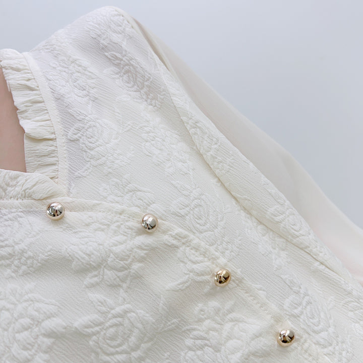 Damebluse med blomsterbroderi og elegante smykkeknapper Stilla