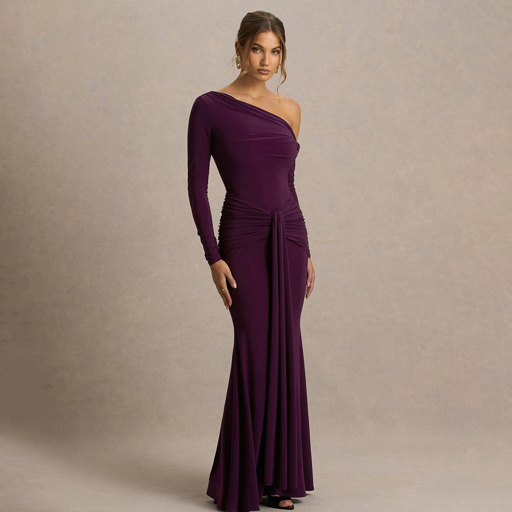 Dame figursyet maxikjole med asymmetrisk design og drapering Skovae