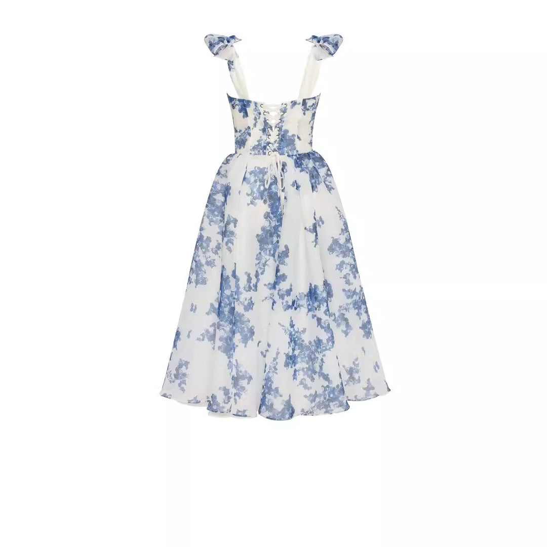Kvinders midi kjole med blomstret blonde top og delikate volants detaljer