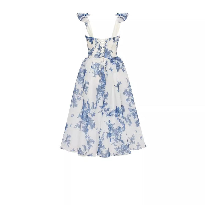 Kvinders midi kjole med blomstret blonde top og delikate volants detaljer