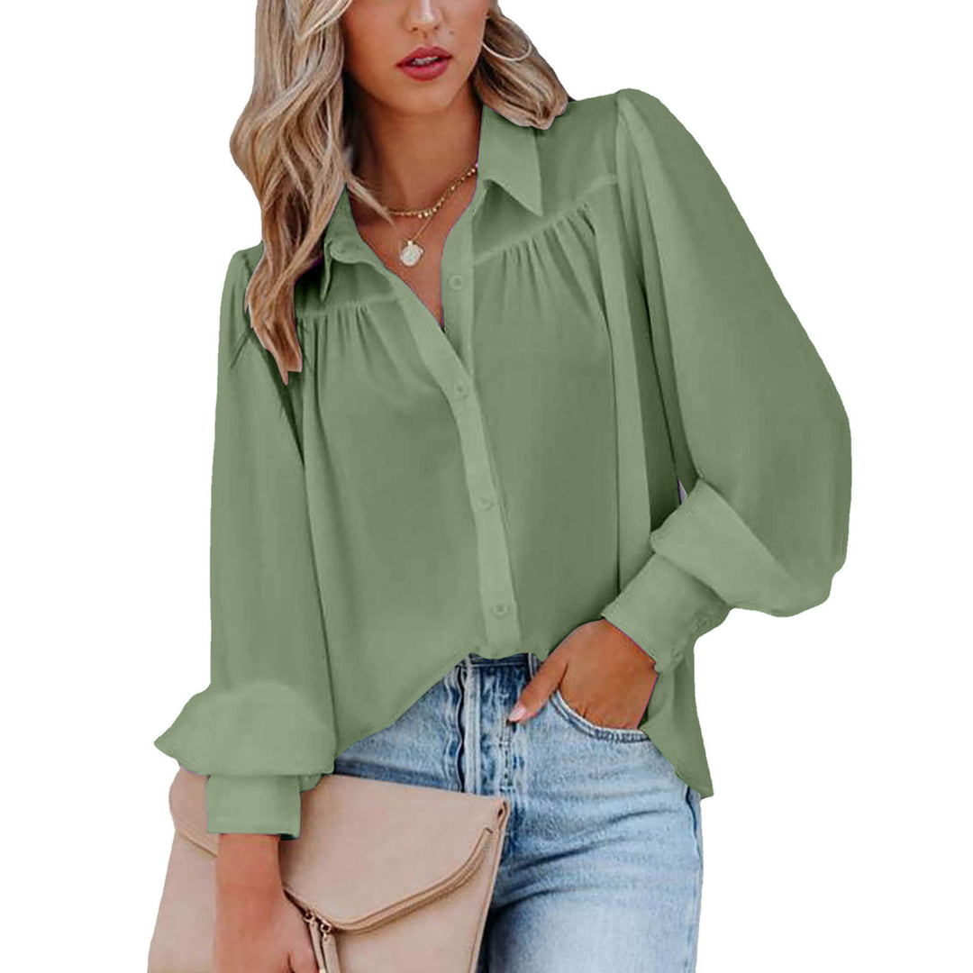 Dame bluse med feminine flæsedetaljer og løse ærmer Stilla
