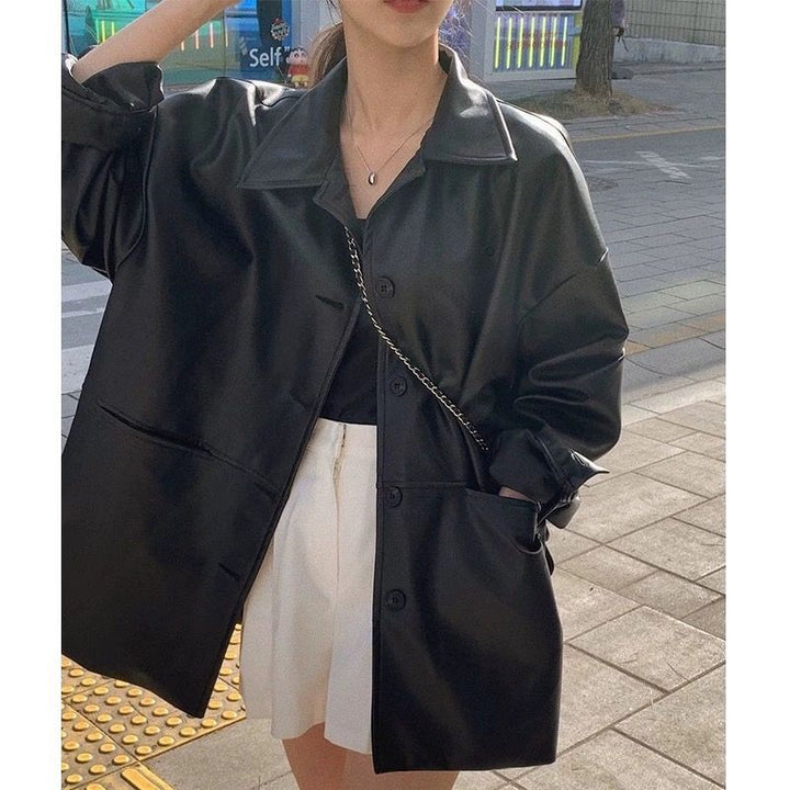 Kvinders fashionable læderjakke i oversized stil med klassisk krave og dekorative knapper Skovae