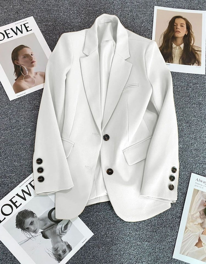 Kvinders elegant blazer med fashionable snit og dekorative knapper Stilla