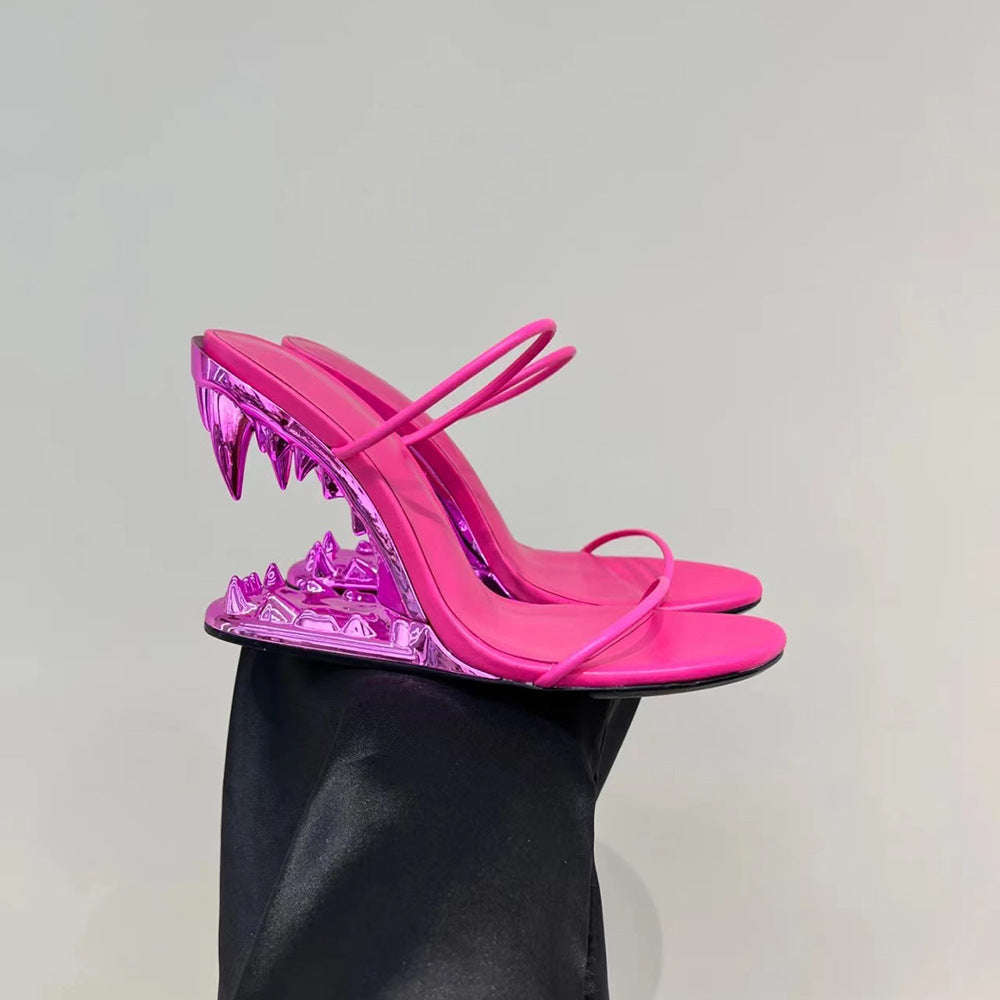 Femme Strappy Højhælede Sandaler med unikt Hajtand-Design Stilla