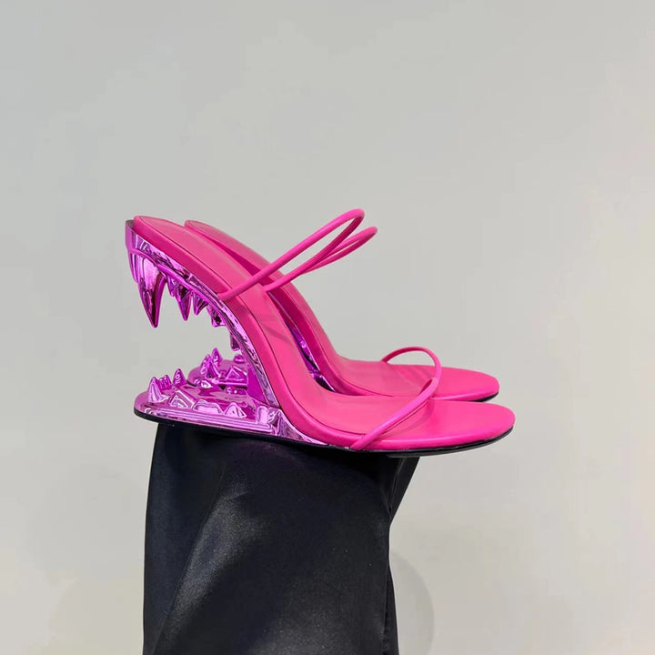 Femme Strappy Højhælede Sandaler med unikt Hajtand-Design Stilla