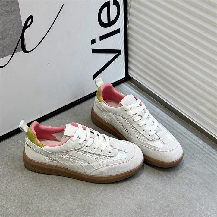 Dame sneakers i sportsligt-elegant design med åndbart mesh-overflade og modeaccent Stilla