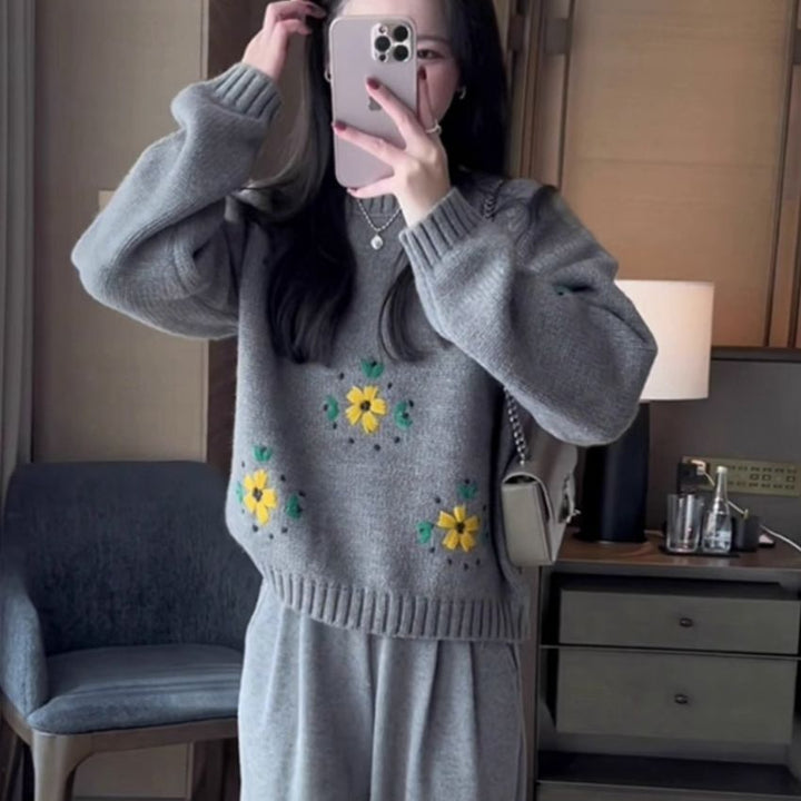Kvinders strikket sweater med blomsterapplikationer Stilla