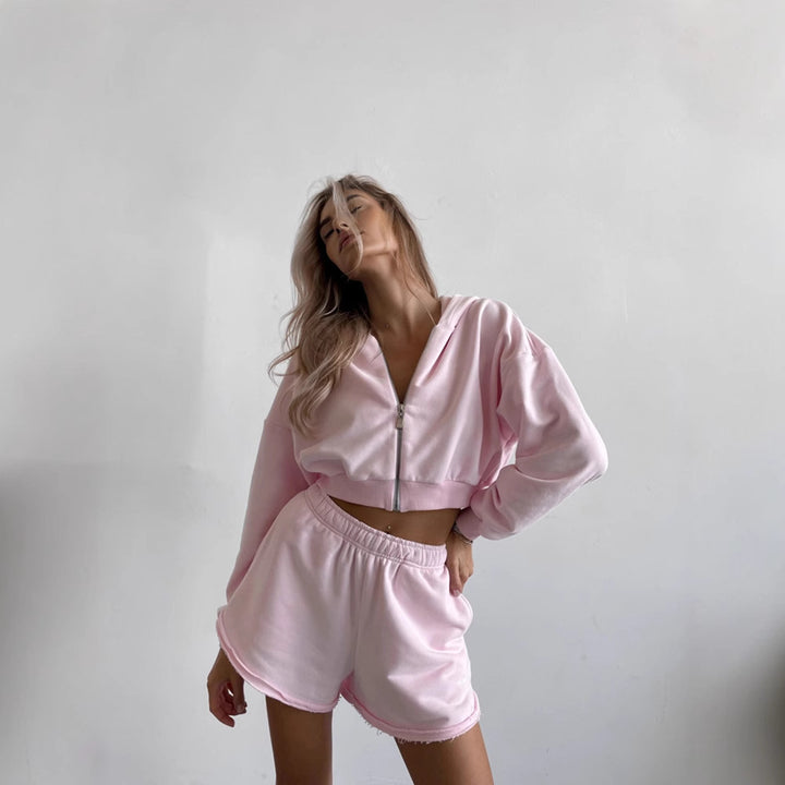 Kvinders cropped hoodie og korte shorts i casual design Skovae