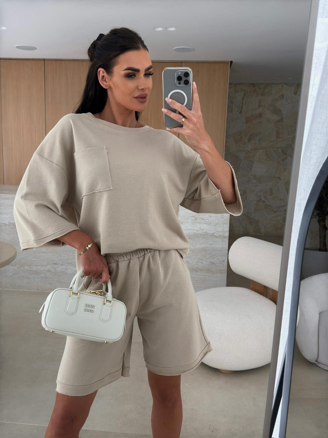 Kvinders afslappede fritidstøj med oversize T-shirt og behagelige shorts Skovae
