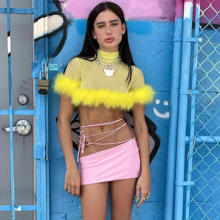 Dame trendy cropped top med glamorøs fjerbesætning Skovae