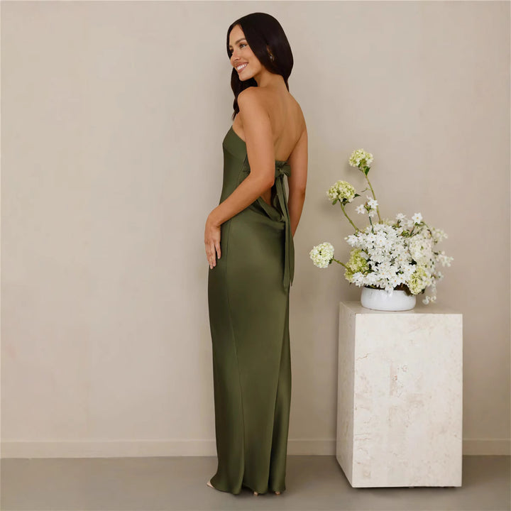 Kvinders elegante off-shoulder maxi kjole lavet af satinlignende materiale