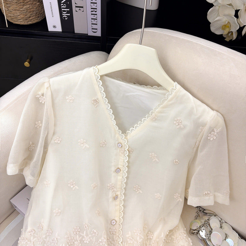 Femme broderet knap-bluse med bølget kant Stilla