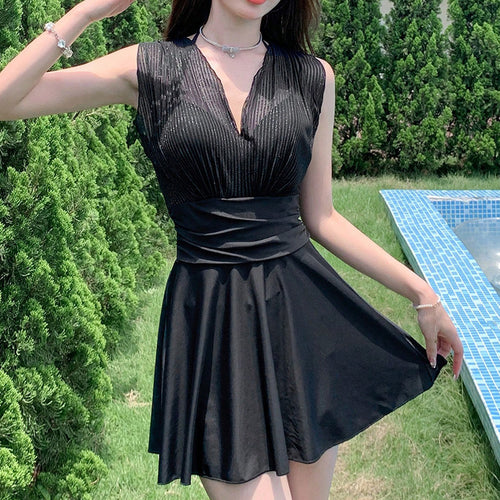Dame ét-stykke badedragt med elegant viklelook og moderigtig V-hals Stilla