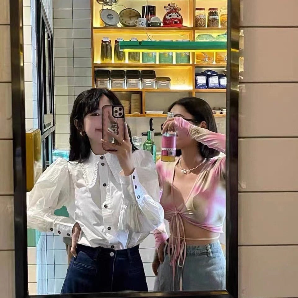 Damebluse med voluminøse puffærmer og dekorative flæsedetaljer Stilla