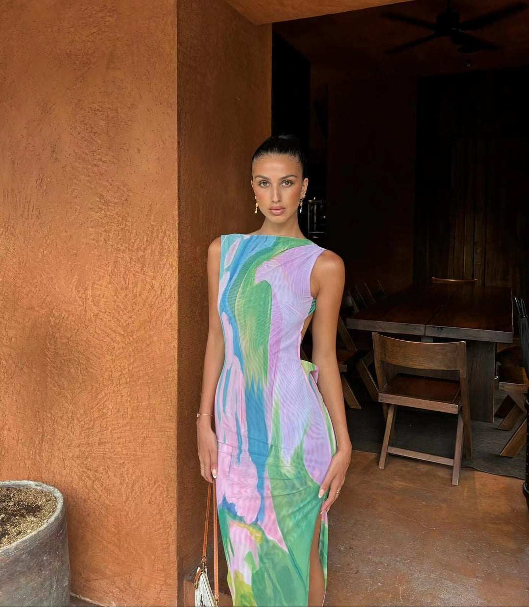 Kvinders elegante maxi kjole med farverigt mønster og sideslids