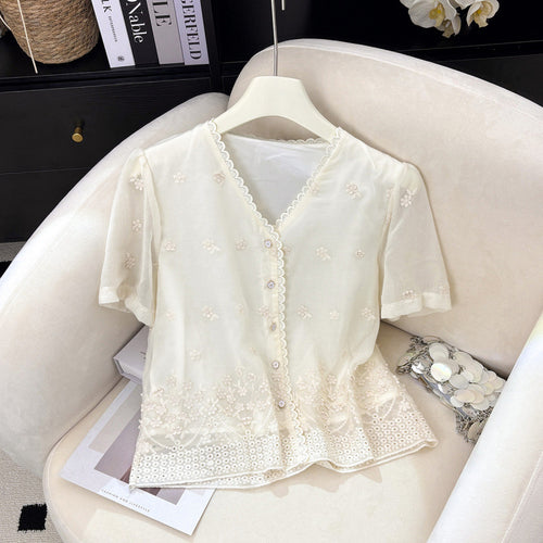 Femme broderet knap-bluse med bølget kant Stilla