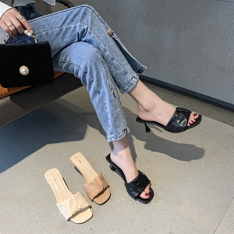 Dame slide-sandaler med en elegant rynkeudsmykning og komfortabel fodseng Stilla
