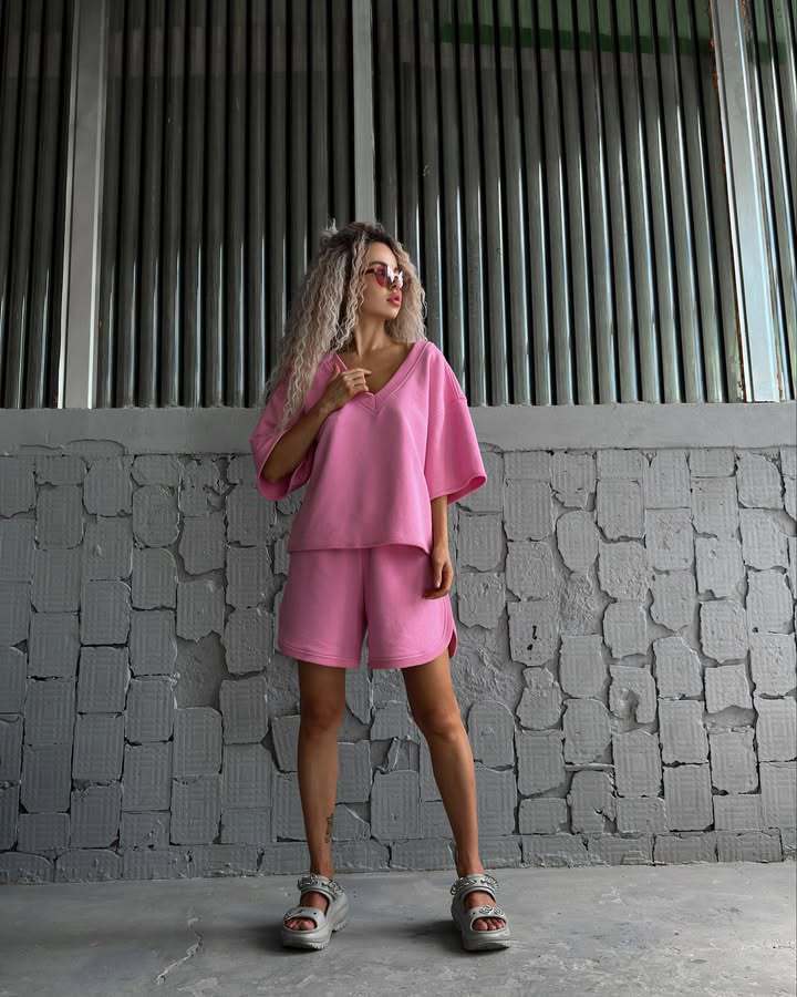 Kvinders afslappede sportsæt med oversized top og komfortable shorts