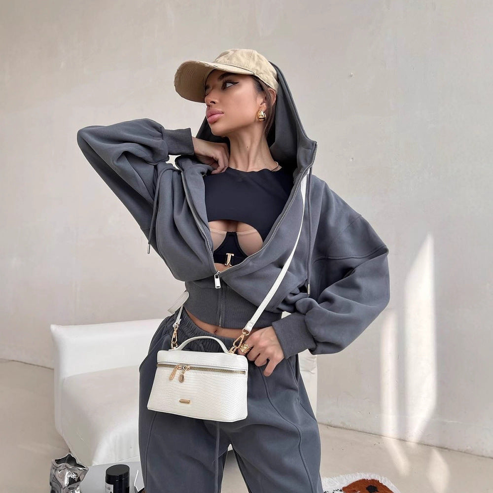 Kvindernes afslappede tracksuit med crop hoodie og brede ben Skovae