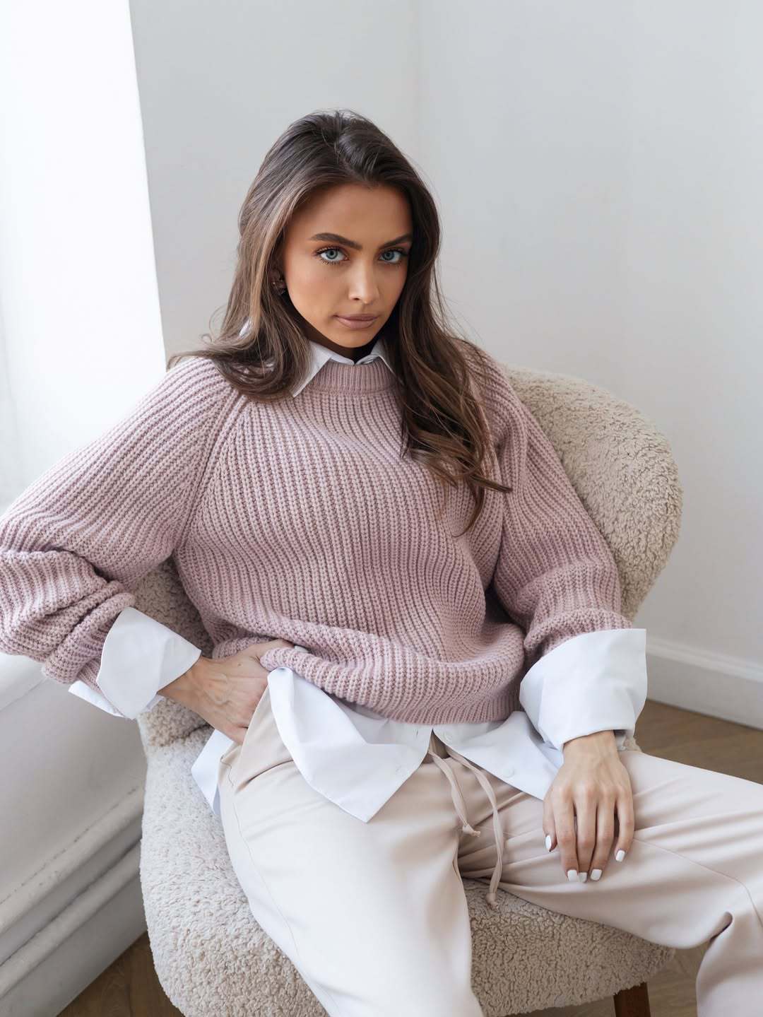 Kvindernes strikkede sweater med elegante ærmekanter Stilla