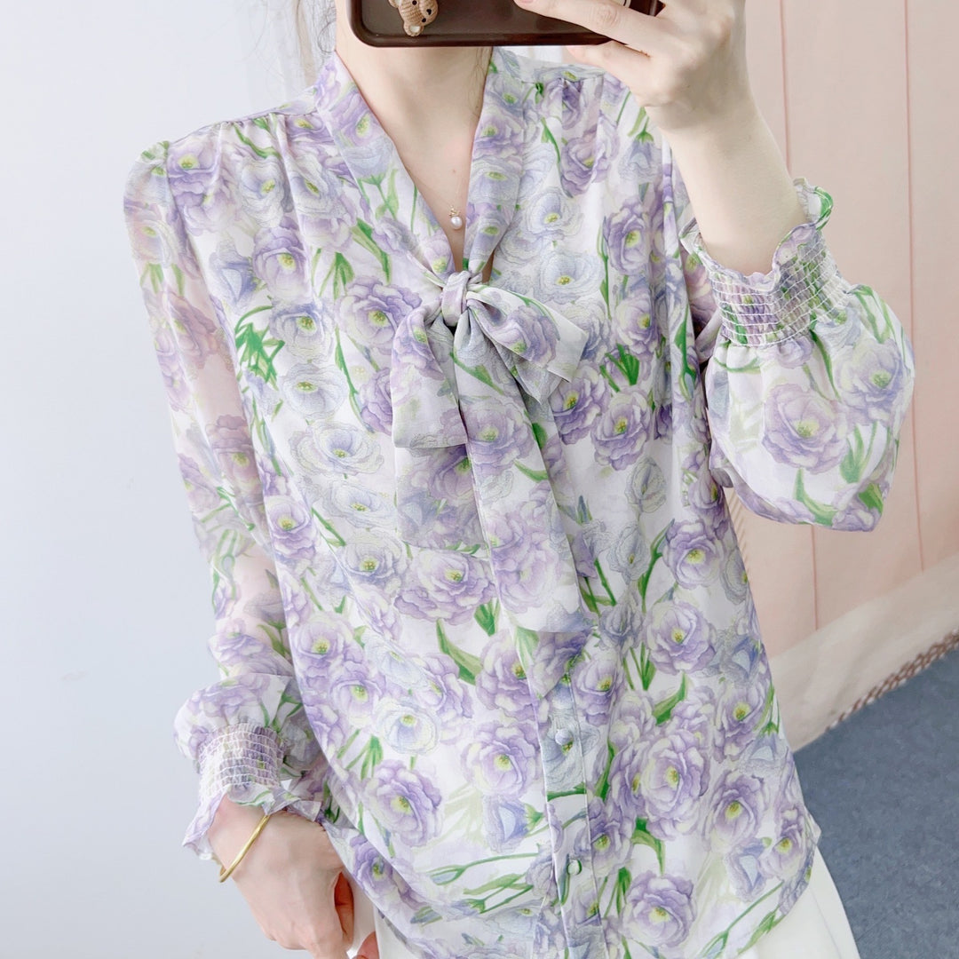 Dame chiffonbluse med dekorativt bindebånd og florale accenter Stilla
