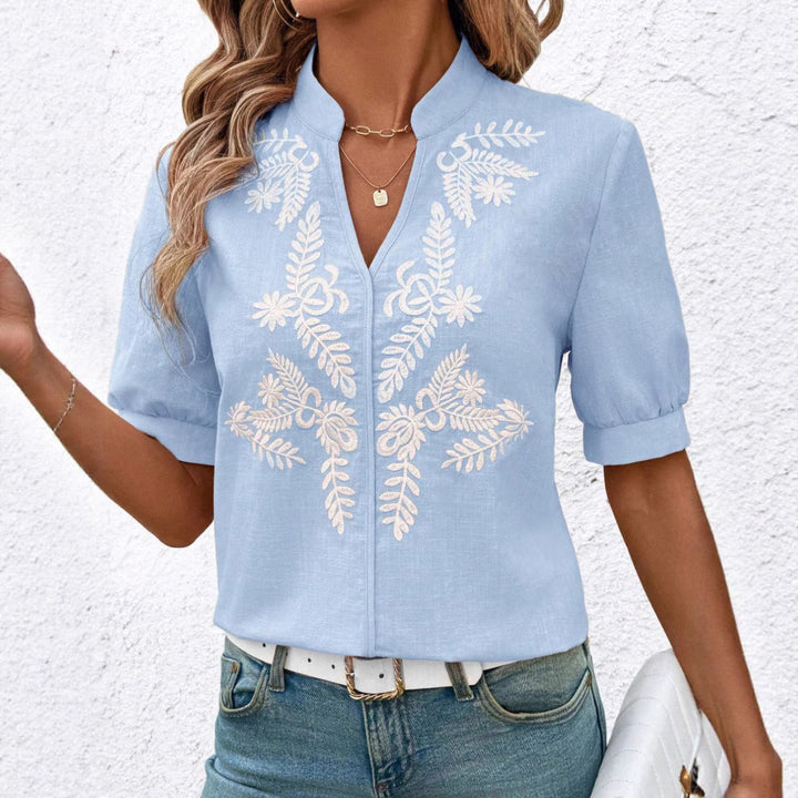 Dame elegant kortærmet bluse med blomstret broderimønster Stilla