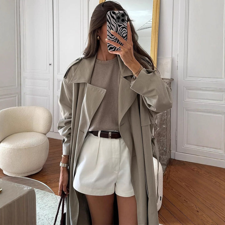 Dame elegant trenchcoat med minimalistisk design og praktiske lommer Stilla