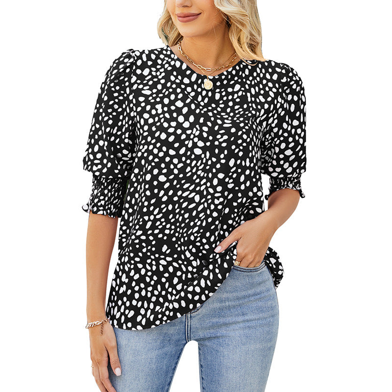 Damebluse med puffærmer og moderne prikkedesign Stilla