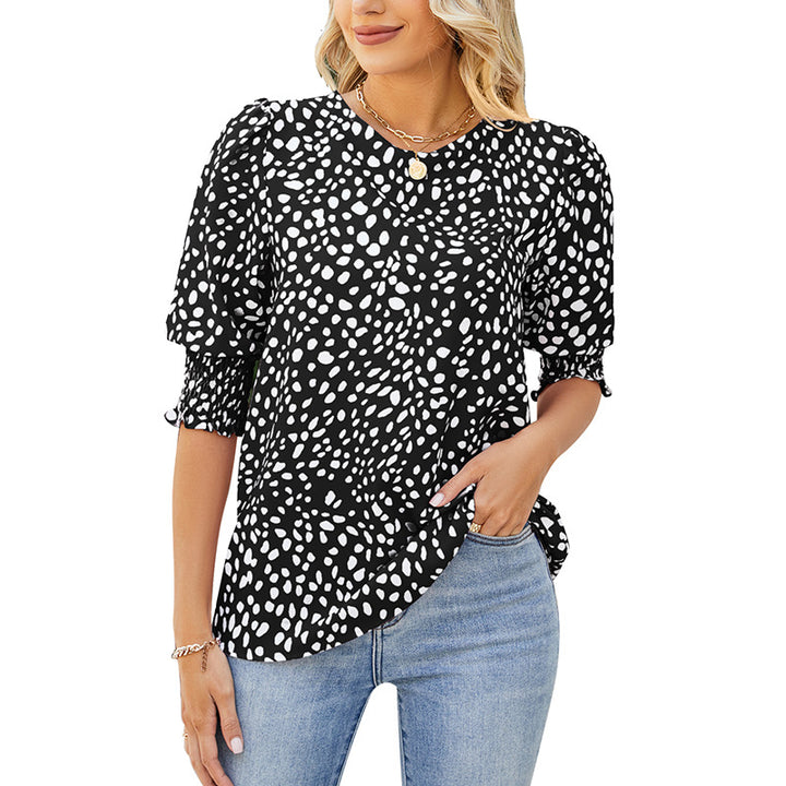 Damebluse med puffærmer og moderne prikkedesign Stilla