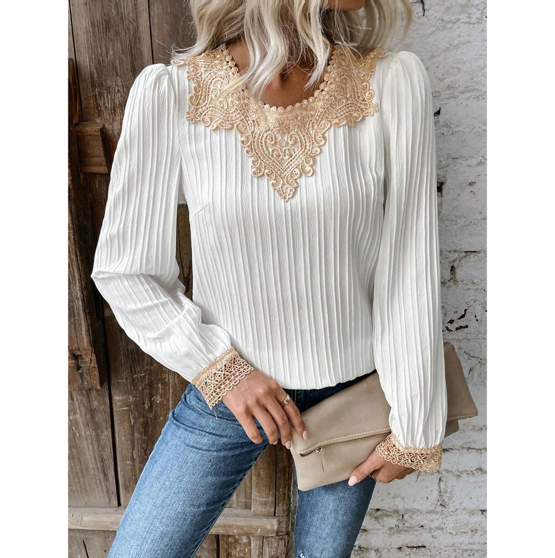 Damebluse med elegante spidsdetaljer og ribbet design Stilla