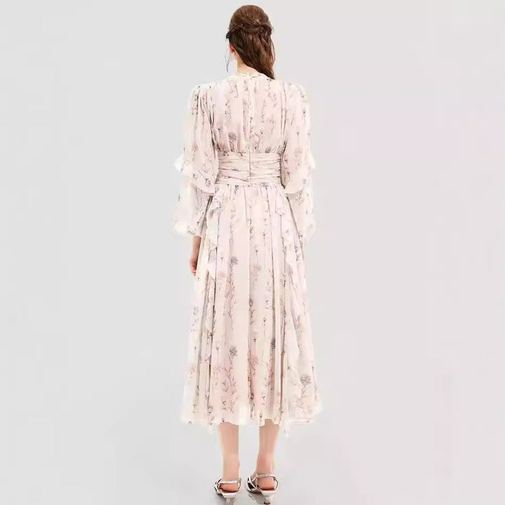 Dame maxkjole med blomsterprint og elegante flæseærmer Stilla