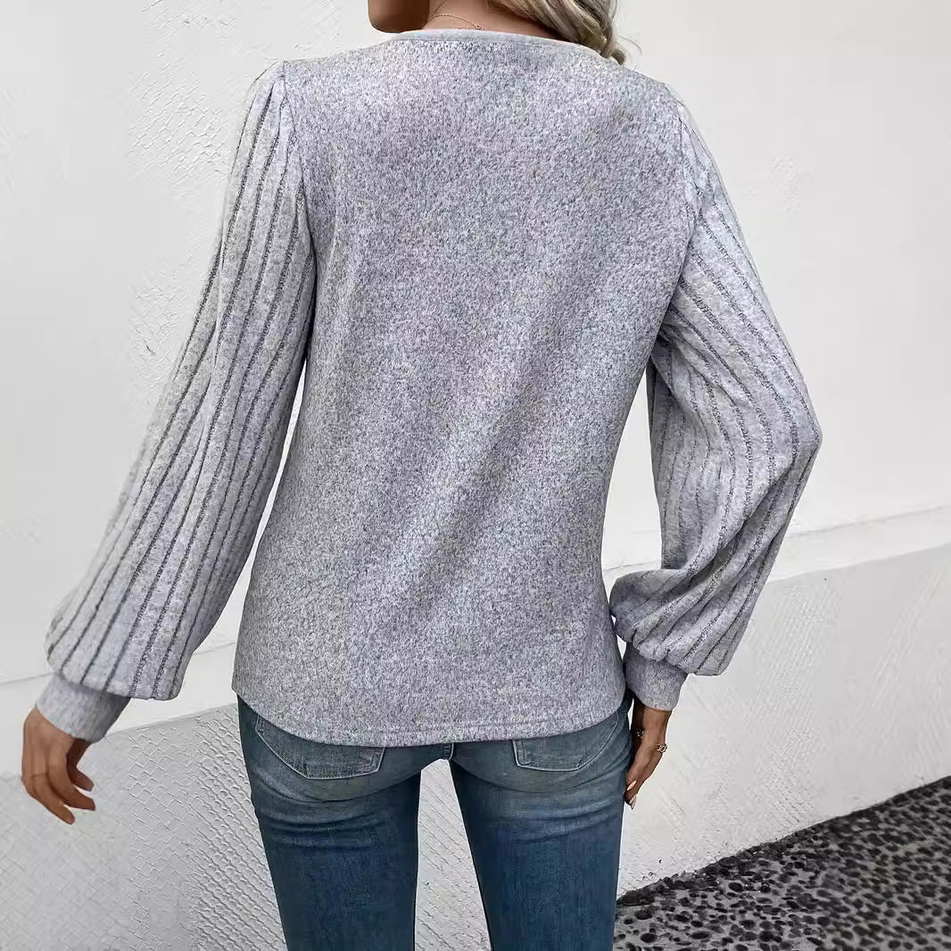 Dame V-hals sweater med knapdetalje og strukturerede ærmer Stilla