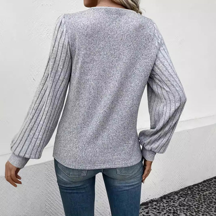 Dame V-hals sweater med knapdetalje og strukturerede ærmer Stilla