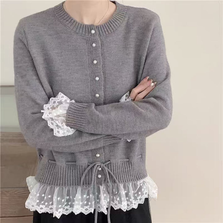 Dame cardigan med flæse detaljer og dekorative perleknapper Stilla
