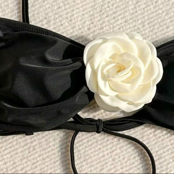 Dame bikini-sæt med romantisk blomsterdetalje og elastisk stof Stilla