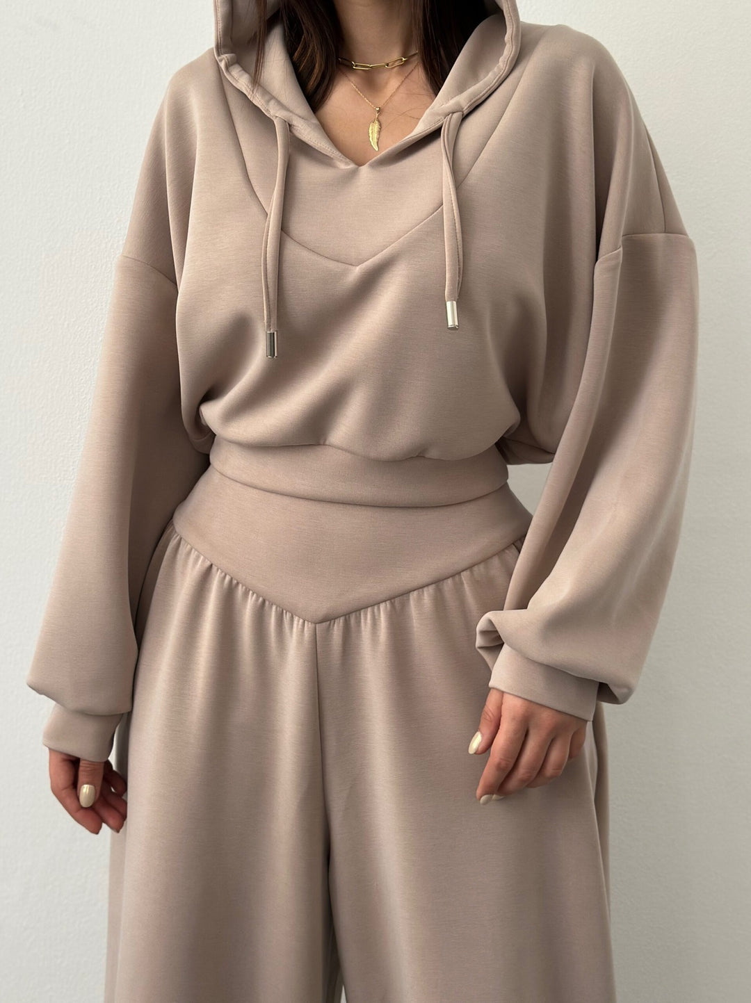 Kvindernes cropped hoodie og løse afslappede bukser kombination med fashionabelt snit