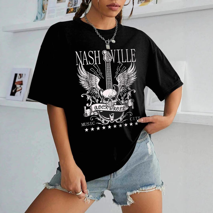 Dame T-shirt med kreativt skrift i moderne graffiti-stil Skovae