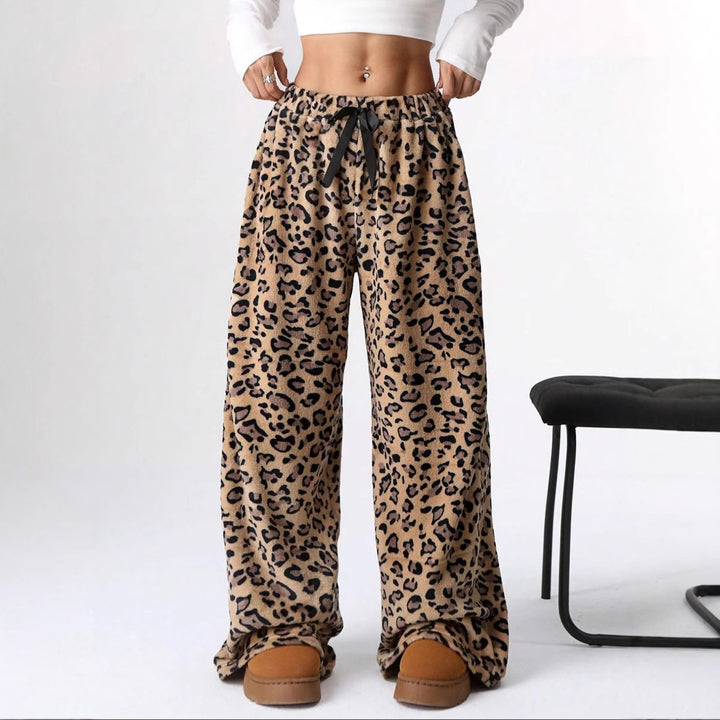 Dame bred fritidsbukser med praktisk elastik og stilmønster af leopard Stilla