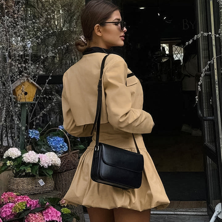 Dame Cropped Blazer- og Nederdelssæt med voluminøs kant og dekorative knapdetaljer Stilla