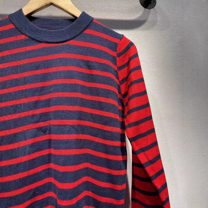 Dame strikpullover med trendy stribemønster og dekorative knapdetaljer Stilla