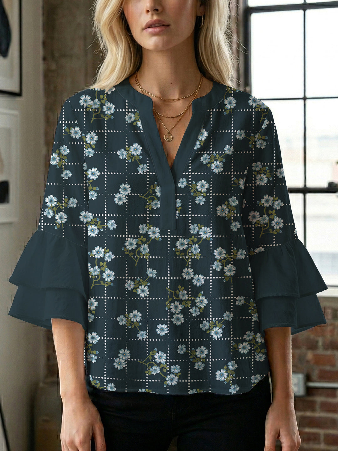 Dame skjorte med voluminøse ærmer og blomsterdesign Skovae