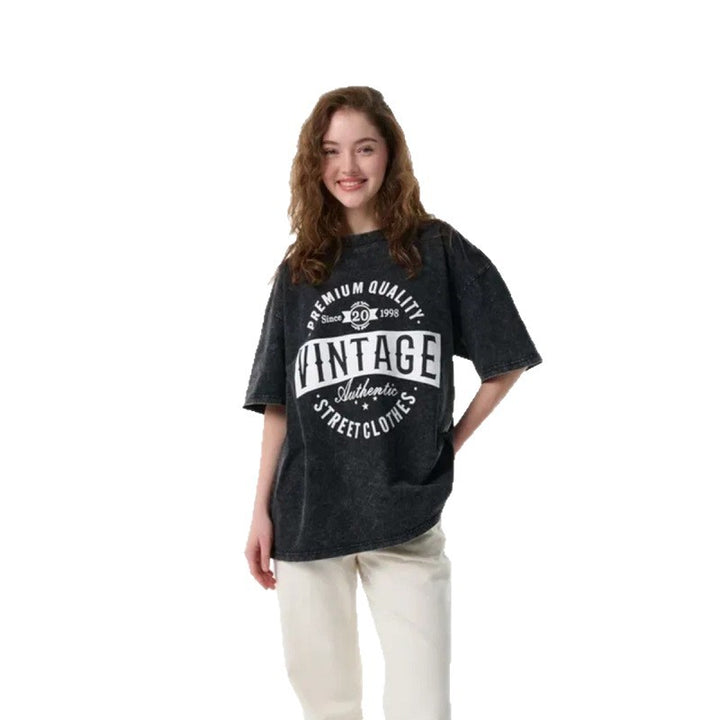 Dame Oversized T-shirt med vintage-inspireret tryk og afslappet snit Stilla