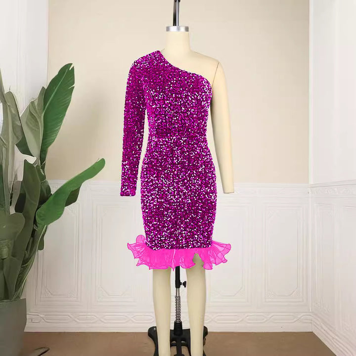 Dame Glitrende Aftenkjole med asymmetrisk snit og flæseafslutning Skovae
