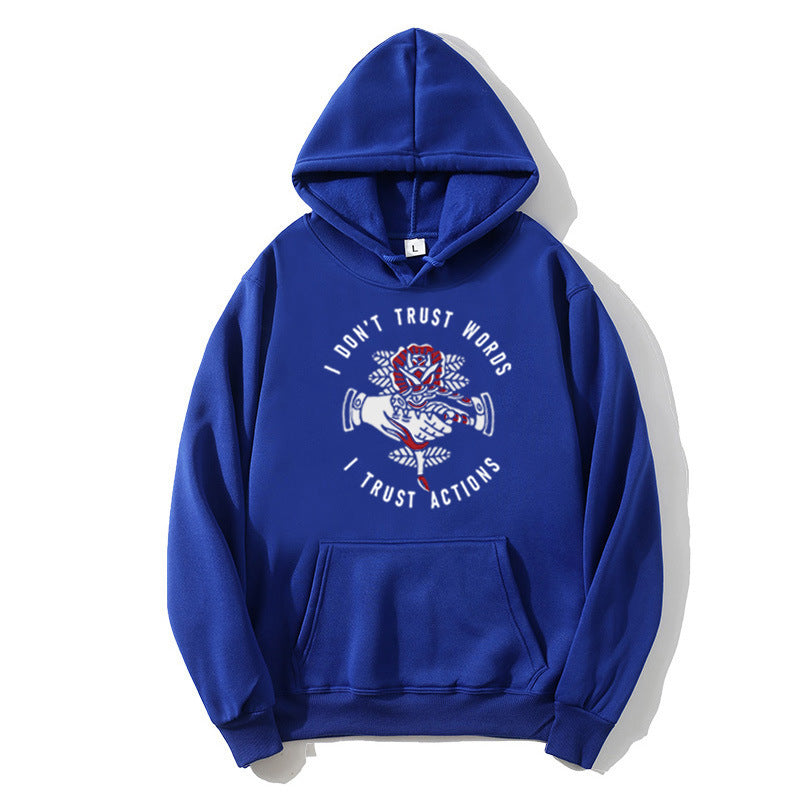 Kvinders hoodie med ekspressivt design og hyggeligt interiør Skovae