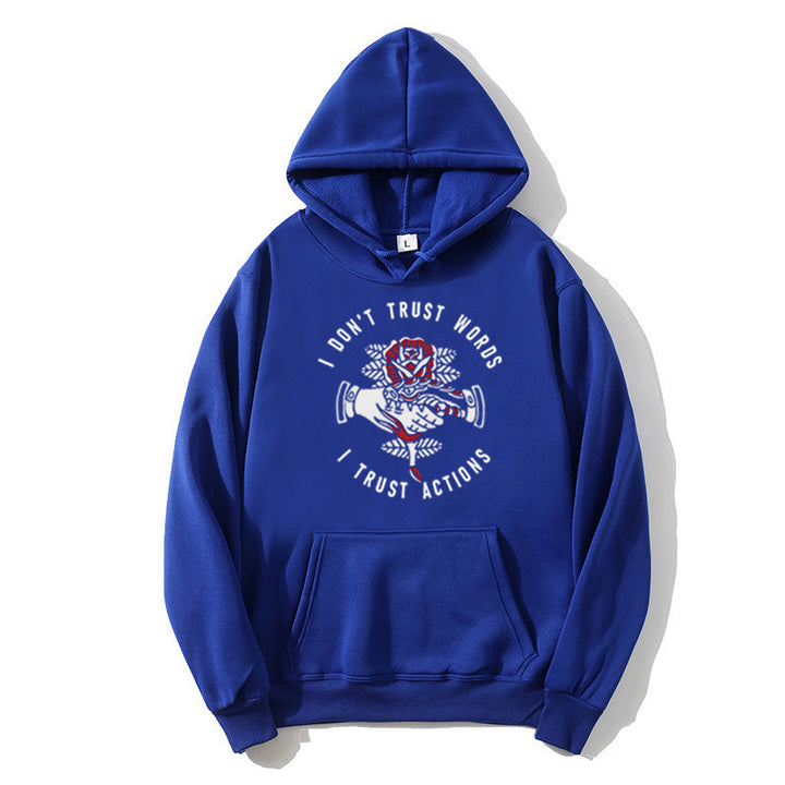 Kvinders hoodie med ekspressivt design og hyggeligt interiør Skovae