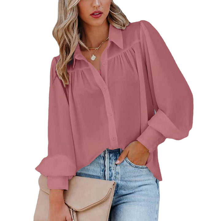Dame bluse med feminine flæsedetaljer og løse ærmer Stilla