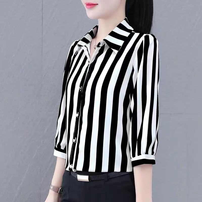 Dame stribet bluse med fashionable snit Stilla