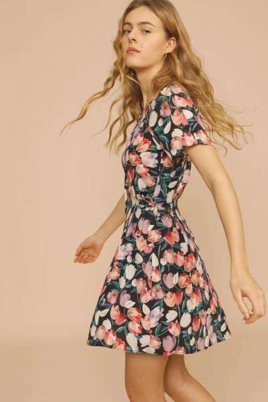 Dame omslagskjole i floral design med fashionable flæse detaljer Stilla
