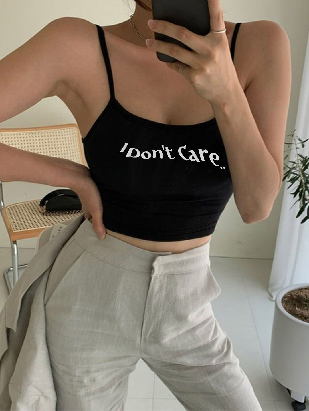 Dame Crop-Top med kreativ tekst og fine stropper Skovae