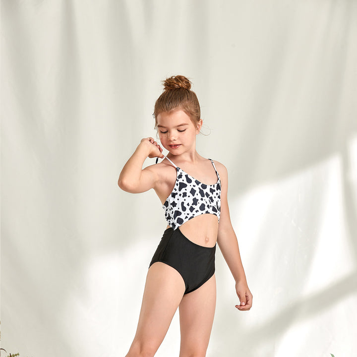 Pige én-delt badedragt med moderne cut-out og prikket design Stilla